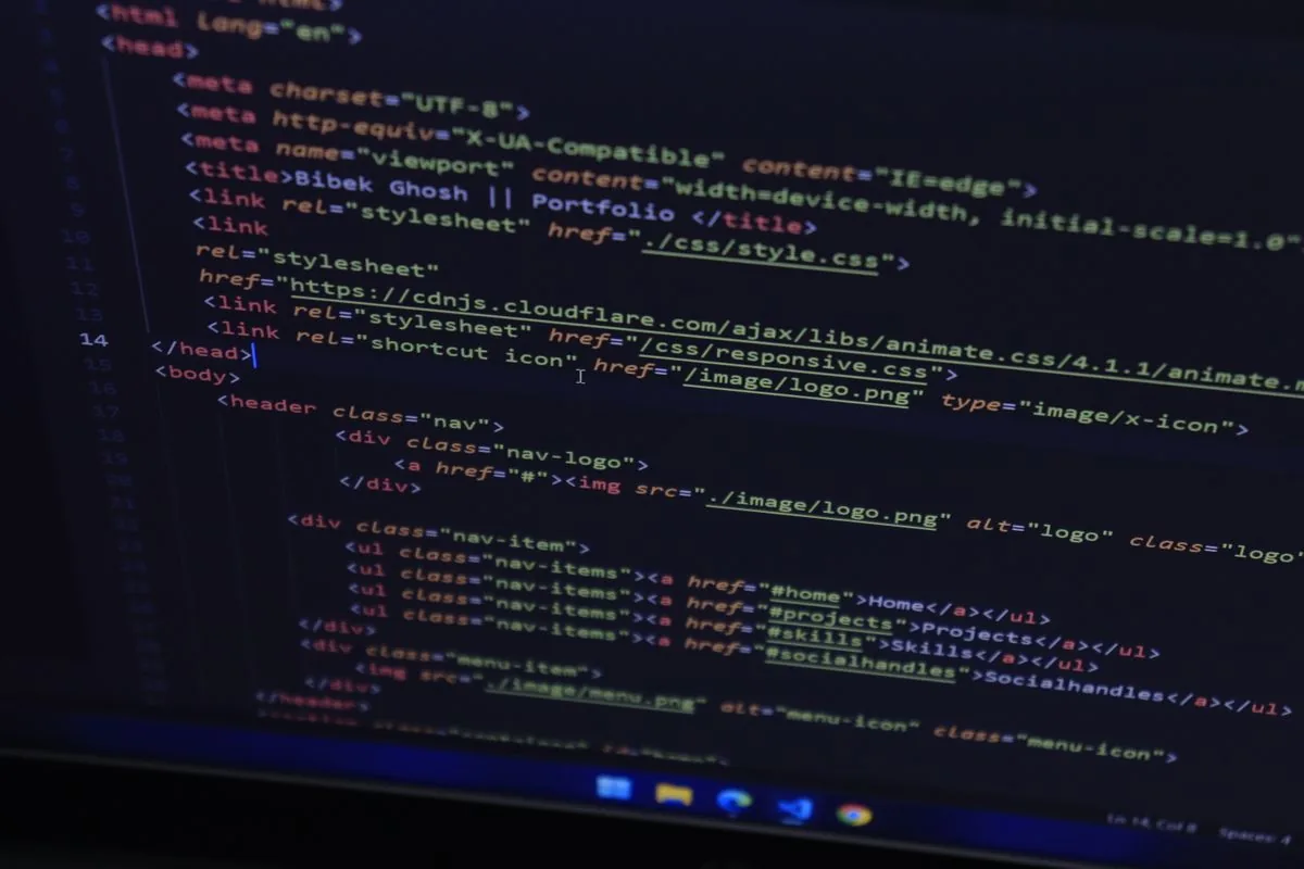 Código web en una pantalla; foto de apoyo, no una configuración de robots.txt recomendada.